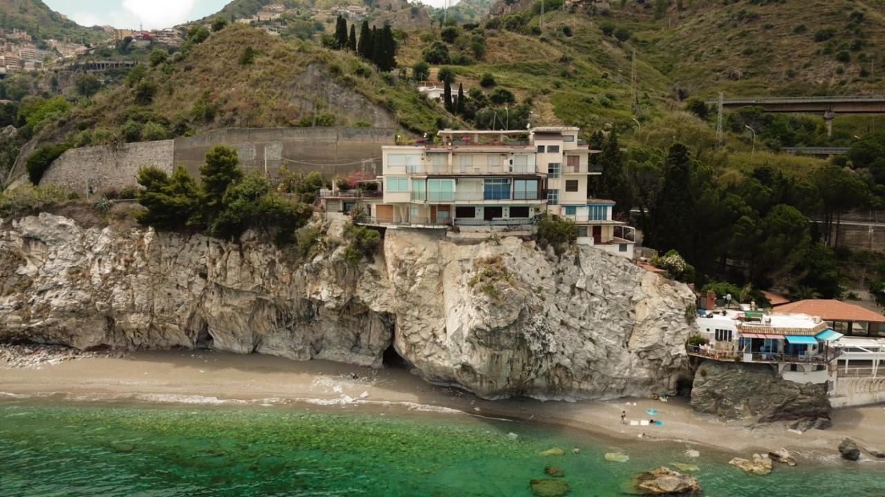 Mare Roccia Beachfront Apartment Taormina Bagian luar foto