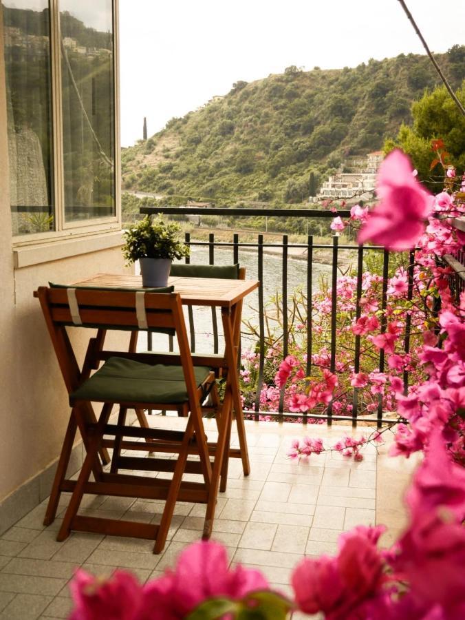 Mare Roccia Beachfront Apartment Taormina Bagian luar foto