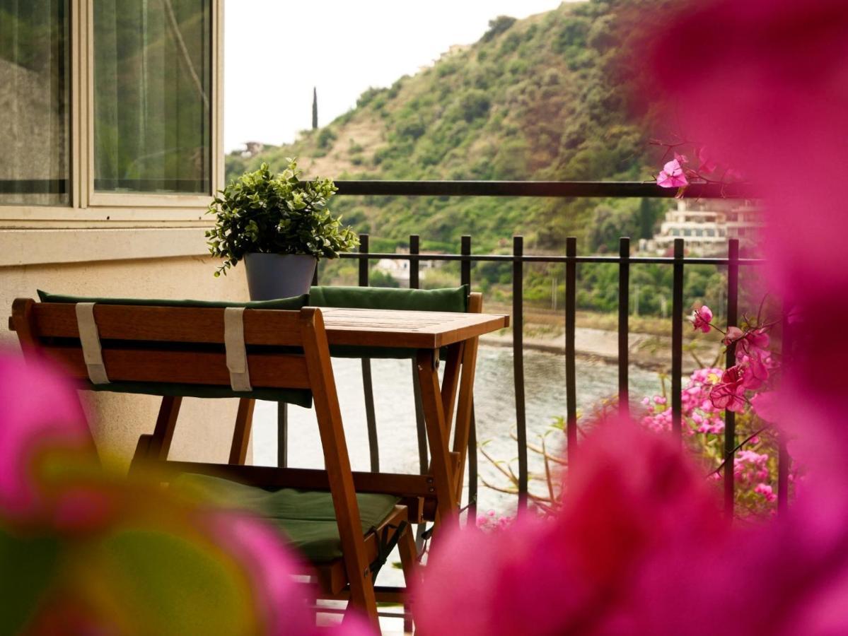 Mare Roccia Beachfront Apartment Taormina Bagian luar foto